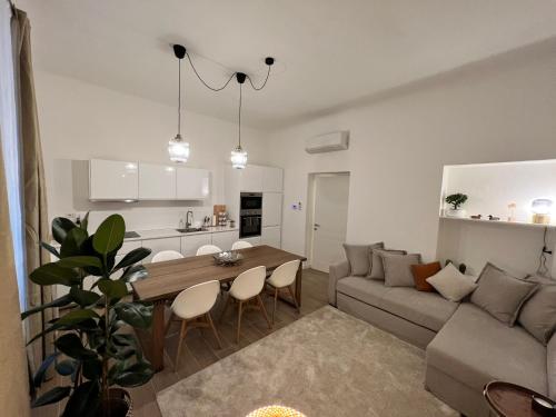 Spacious 3 bedroom apartment — 4-Star Luxury Hotel in Milan, Italy