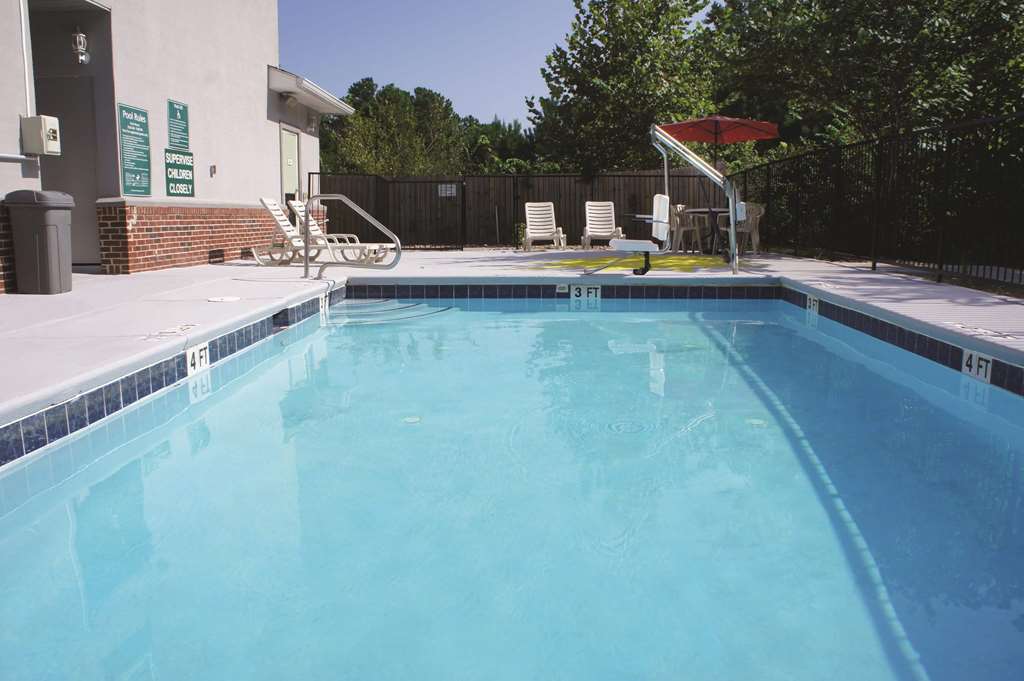 La Quinta Inn & Suites by Wyndham Rome - photo 7