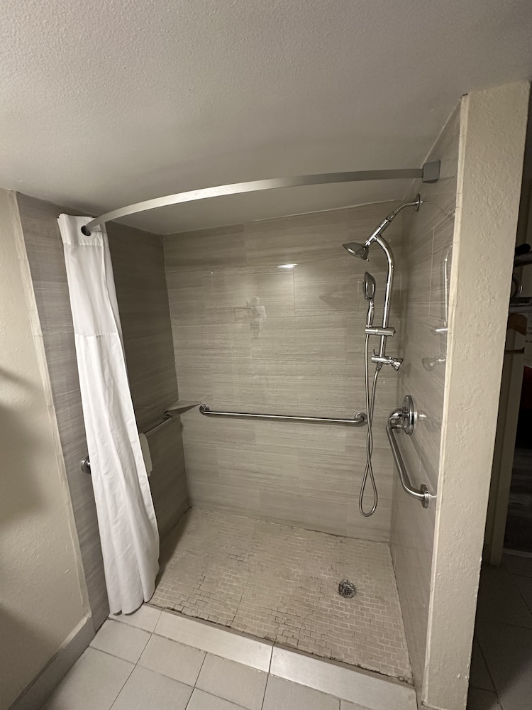 Super 8 by Wyndham Athens TX - photo 13