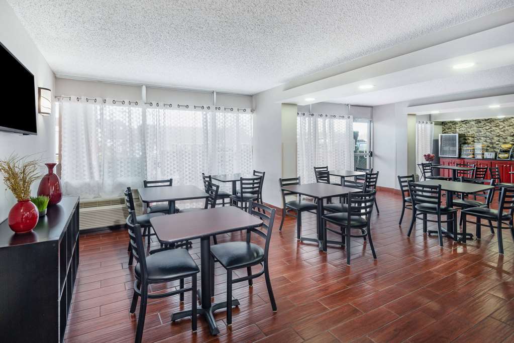 Days Inn by Wyndham Charlottesville University Area - photo 41