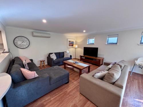 Escape to 67 at Cape View — hotel in Broadwater