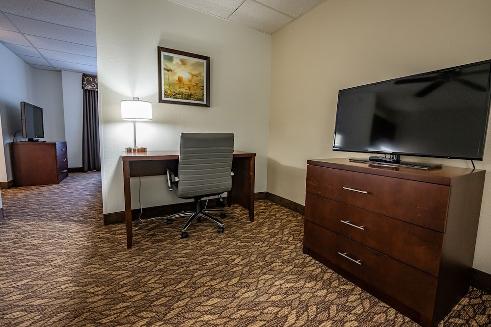 Christopher Inn and Suites - photo 16