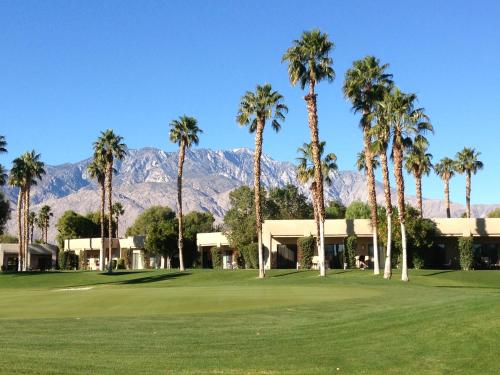 Desert Country Club Paradise — 4-Star Luxury Hotel in Cathedral City, United States