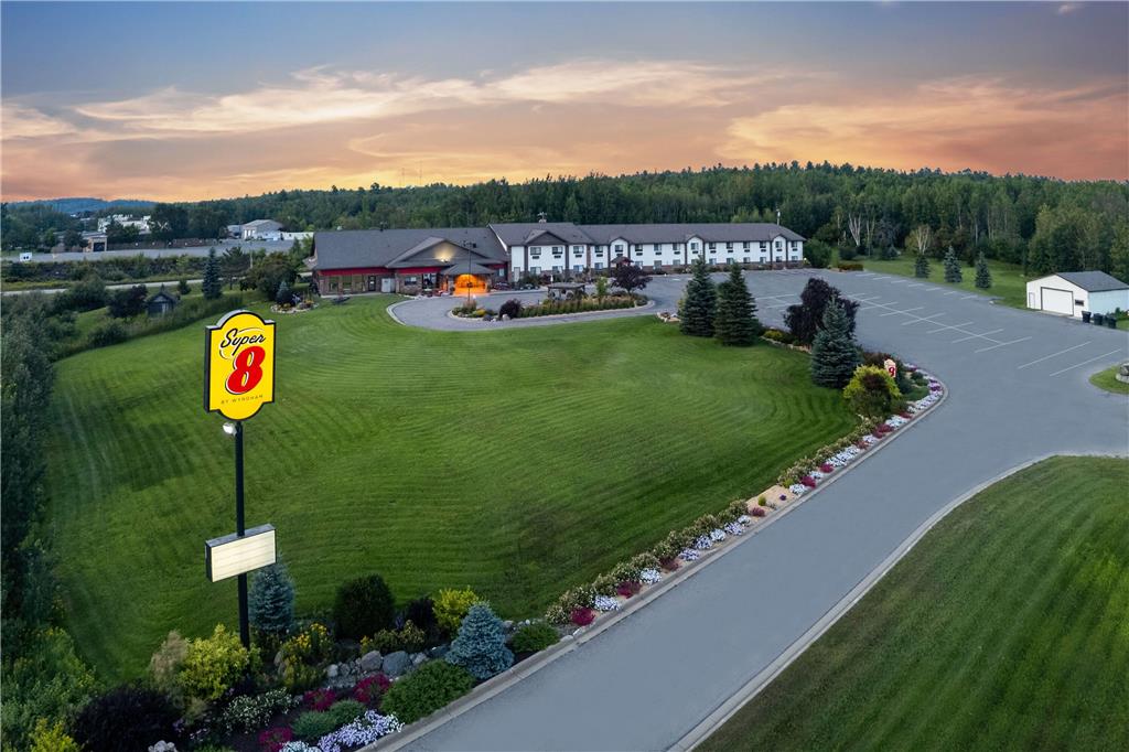 Super 8 by Wyndham Eveleth - photo 7