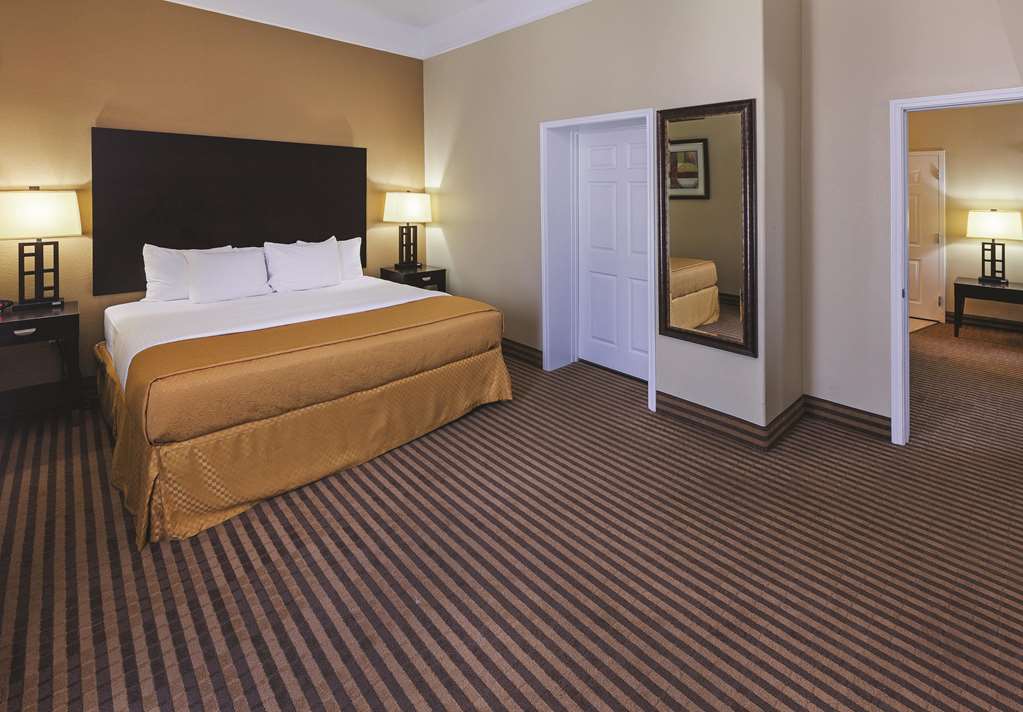 La Quinta Inn & Suites by Wyndham Livingston - photo 16