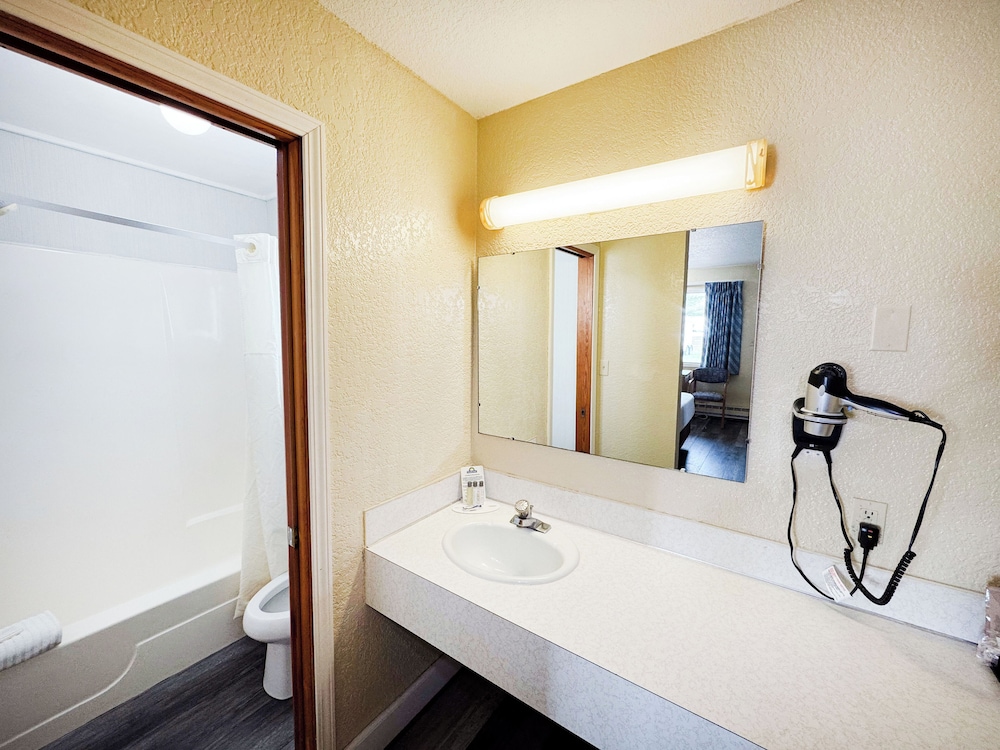 Days Inn by Wyndham Mackinaw City Lakeview - photo 35