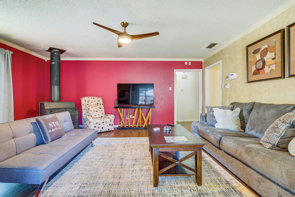 Family friendly Mobile Retreat w Spacious Yard in Mobile, United States