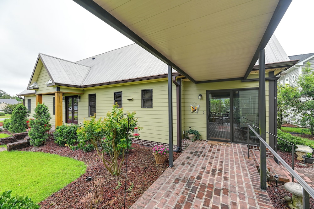 Couples Retreat on Bay Tree Lake in Elizabethtown, United States