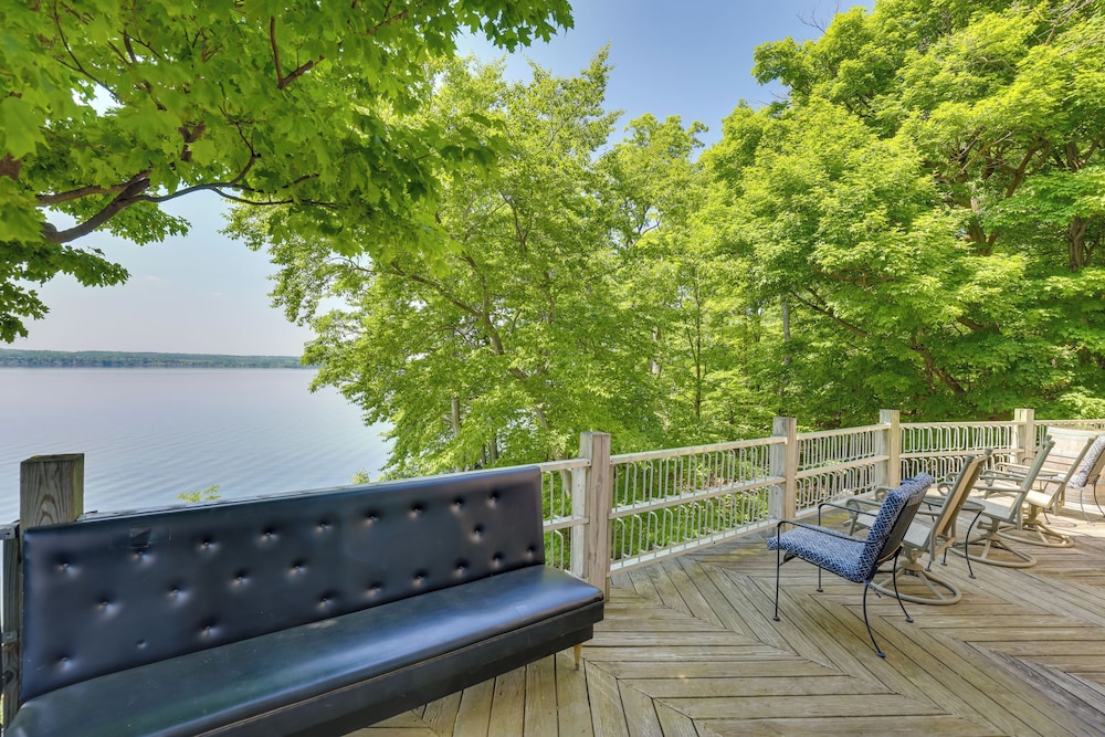 Lockes Glen Lakefront Geneva Getaway With Dock — Geneva