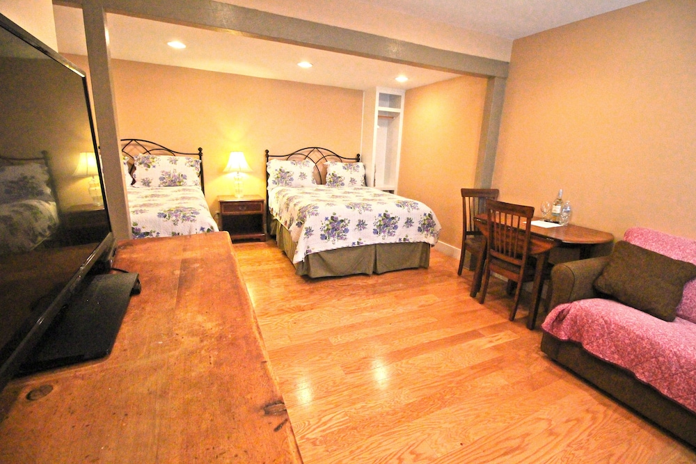 Peach Tree Inn & Suites - photo 4