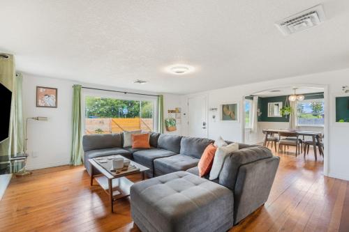 Charming Family Friendly 2 Bedroom 1 Bathroom Retreat Near Astoria & Beach — 4-Star Luxury Hotel in Warrenton, United States