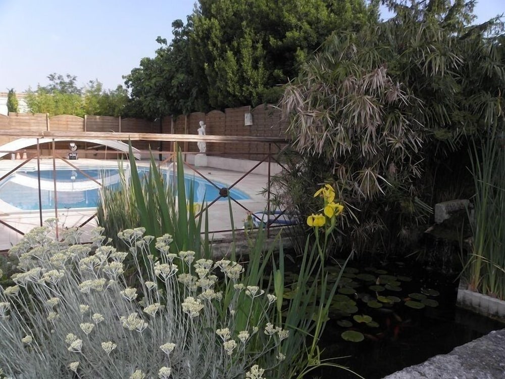 Provence Roulottes Hebergement Insolite — Barbentane