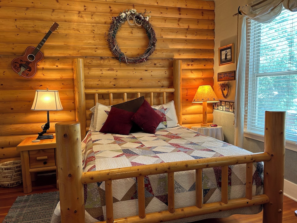 Moore's Old Pine Inn - photo 2