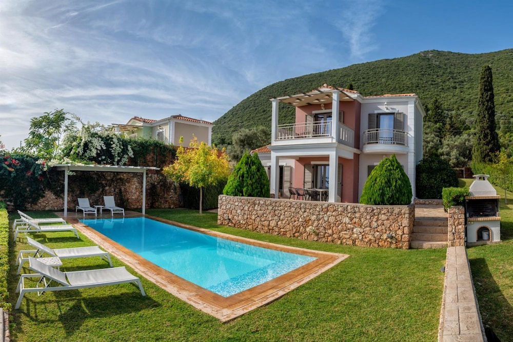 Villa Kyklamino — 4-Star Luxury Hotel in Lefkada, Greece