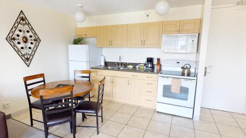 Spacious Waikiki Condo 1 Block from Beach with Full Kitchen and Free Parking — 4-Star Luxury Hotel in Honolulu, United States