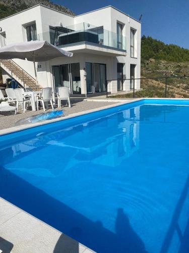 Apartman U Prizemlju S 2 Sobe — 4-Star Luxury Hotel in Omis, Croatia