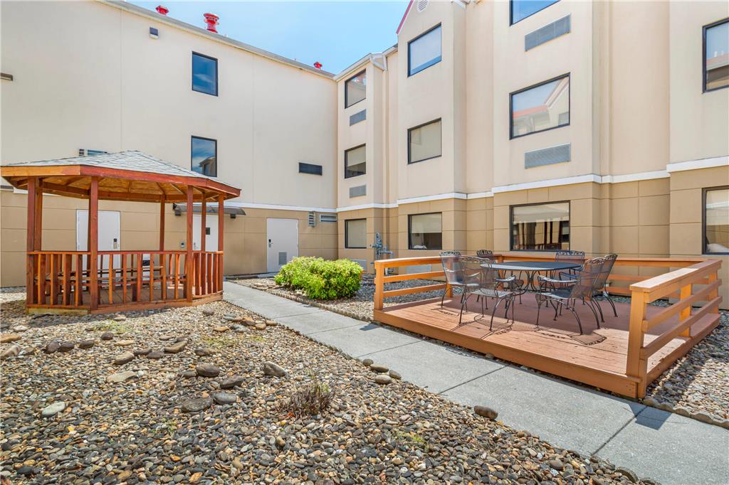 Quality Inn & Suites - photo 6