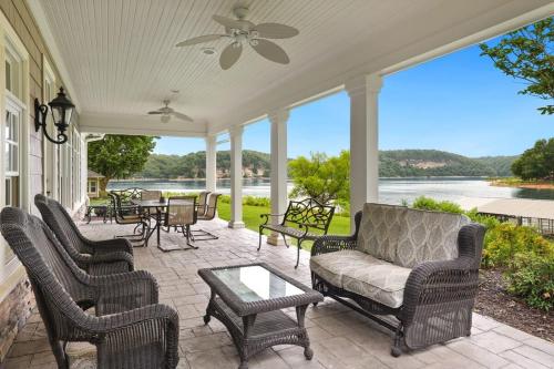 Shoreline Cottage Direct Lake Access — 4-Star Luxury Hotel in Springdale, United States