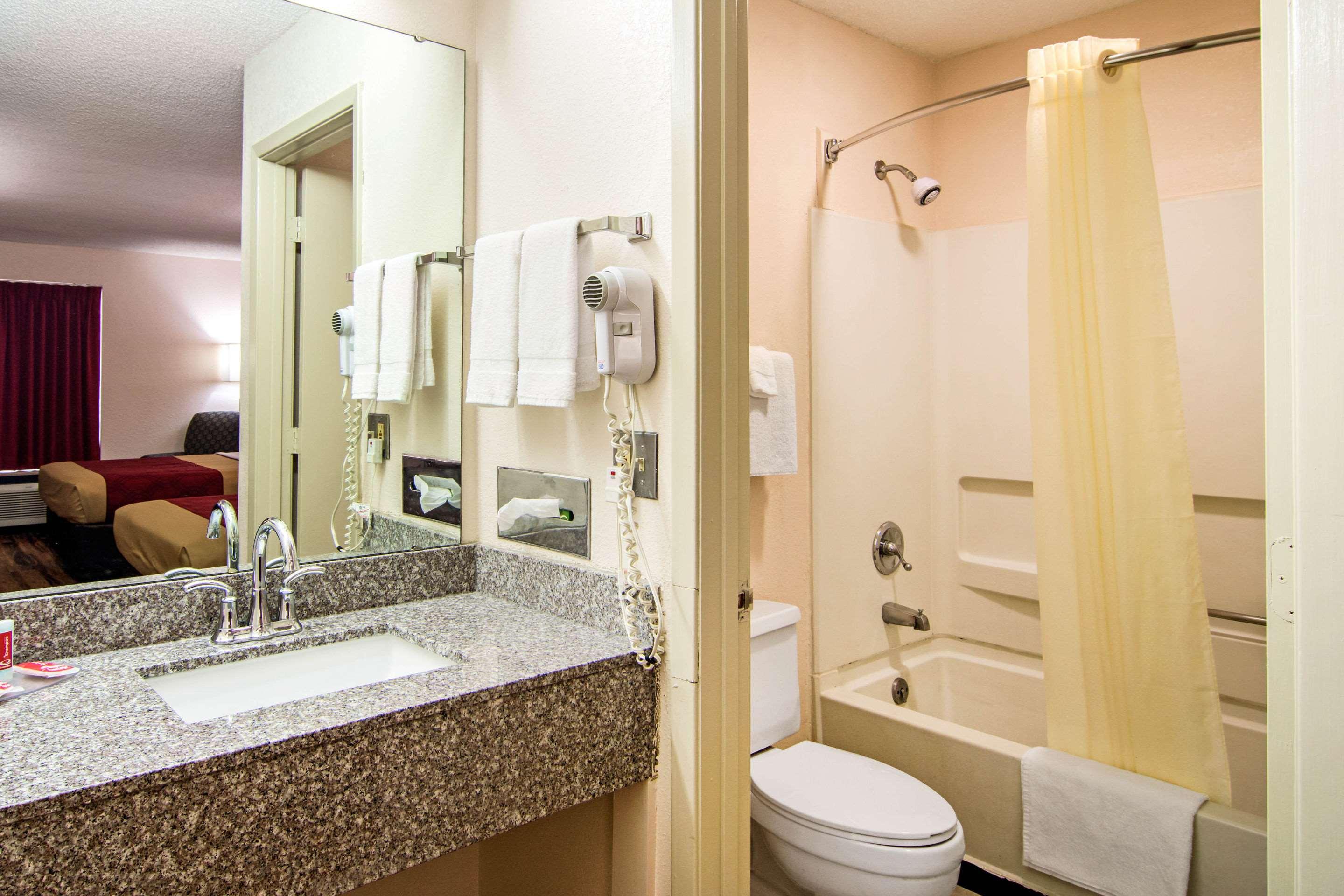 Econo Lodge Madison Airport - photo 49
