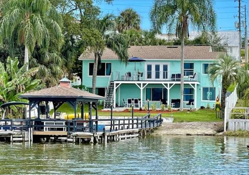 Lakefront Duplex With Pontoon Boat 3 Bed House — 4-Star Luxury Hotel in Mount Dora, United States