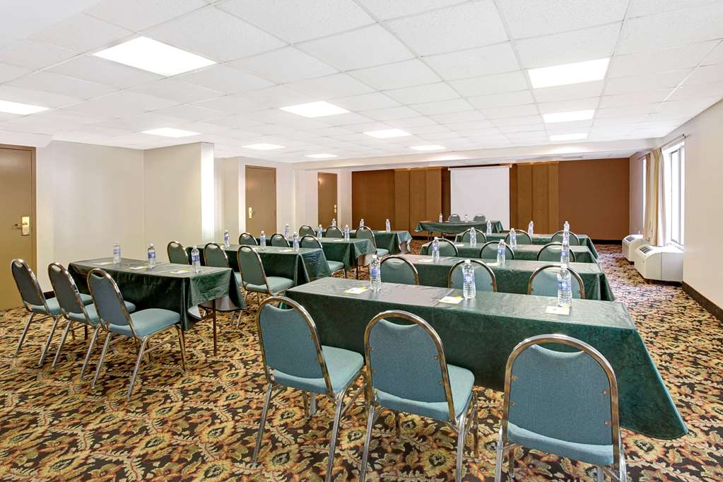 Days Inn by Wyndham Newport News City Center Oyster Point - photo 12