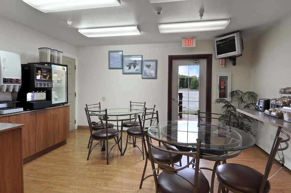 Microtel Inn & Suites by Wyndham Eagle River Anchorage Area - photo 25