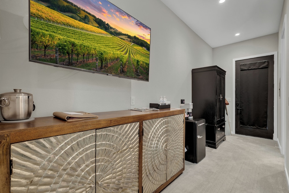 The Bentley Hotel Clint Eastwood Room Hill Country View - photo 16