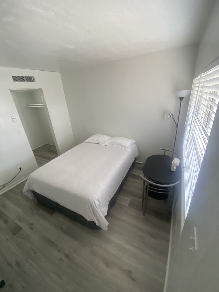 Uptown Inn & Suites - photo 2