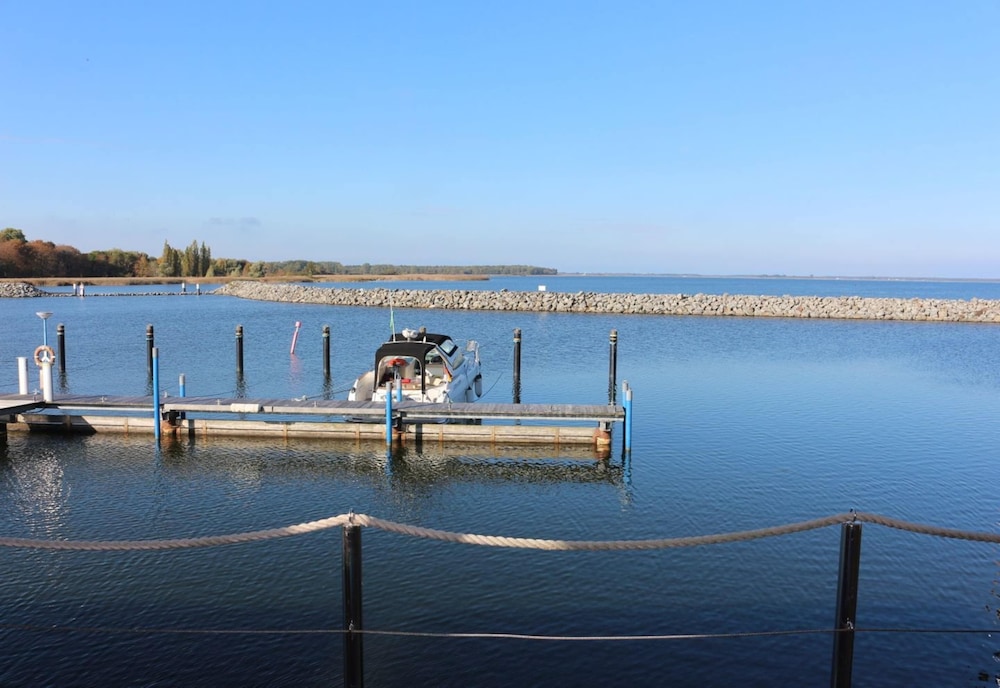 Hausboot in Barth am Barther Bodden — hotel in Barth