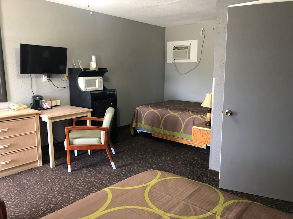 Hawkeye Motel - photo 8