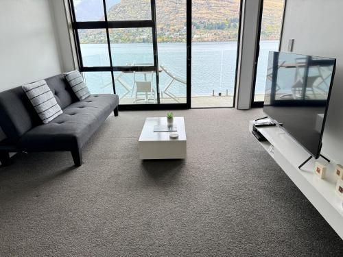 Amazing Lakeside Apartment — 4-Star Luxury Hotel in Queenstown, New Zealand