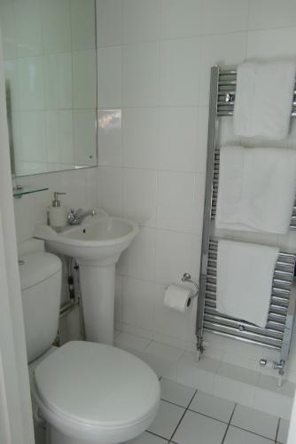 Hatsue Guest House — Camberley — photo 3