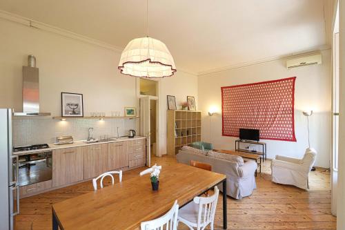 Bright 3BR Apartment in Old Tbilisi by Wehost — 4-Star Luxury Hotel in Tbilisi, Georgia