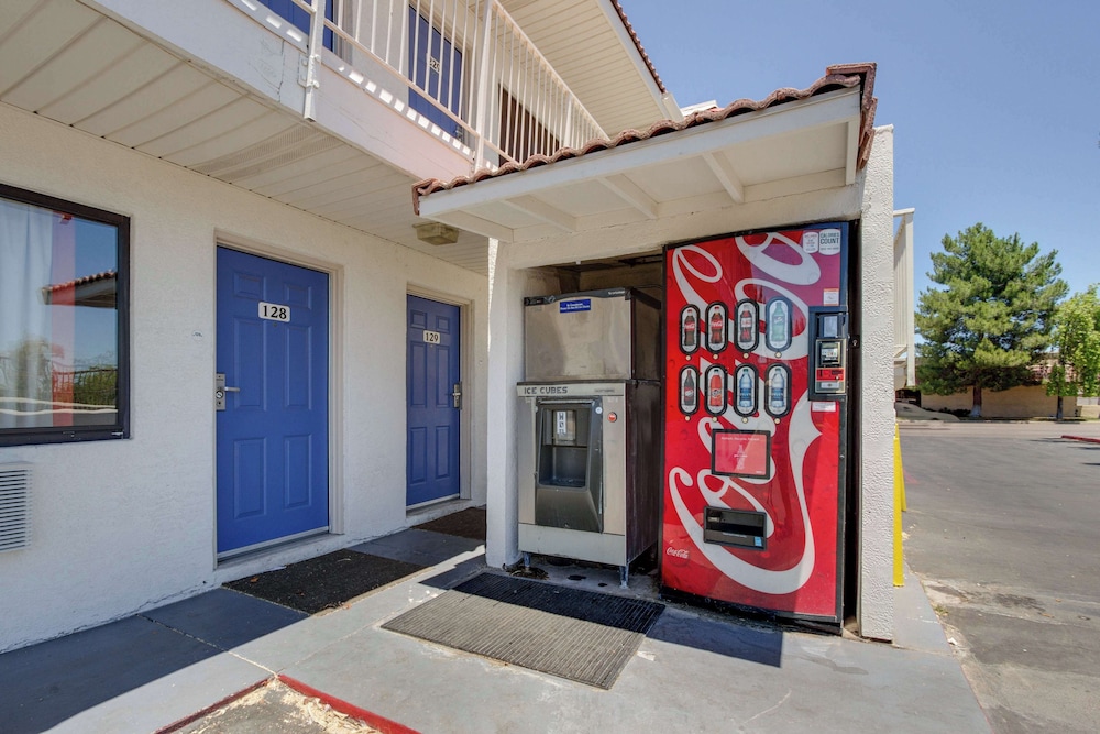 Motel 6 Tempe AZ Broadway ASU - photo 17