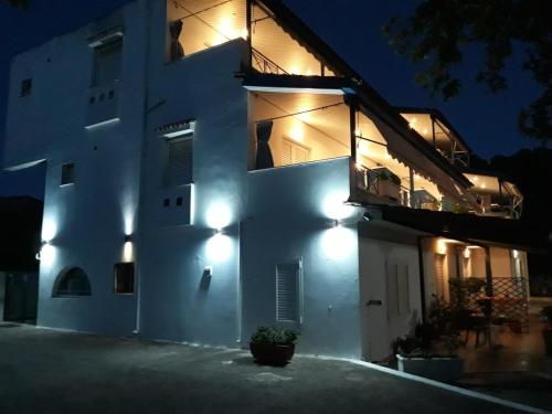 Karavagelis Rooms — hotel in Rovies