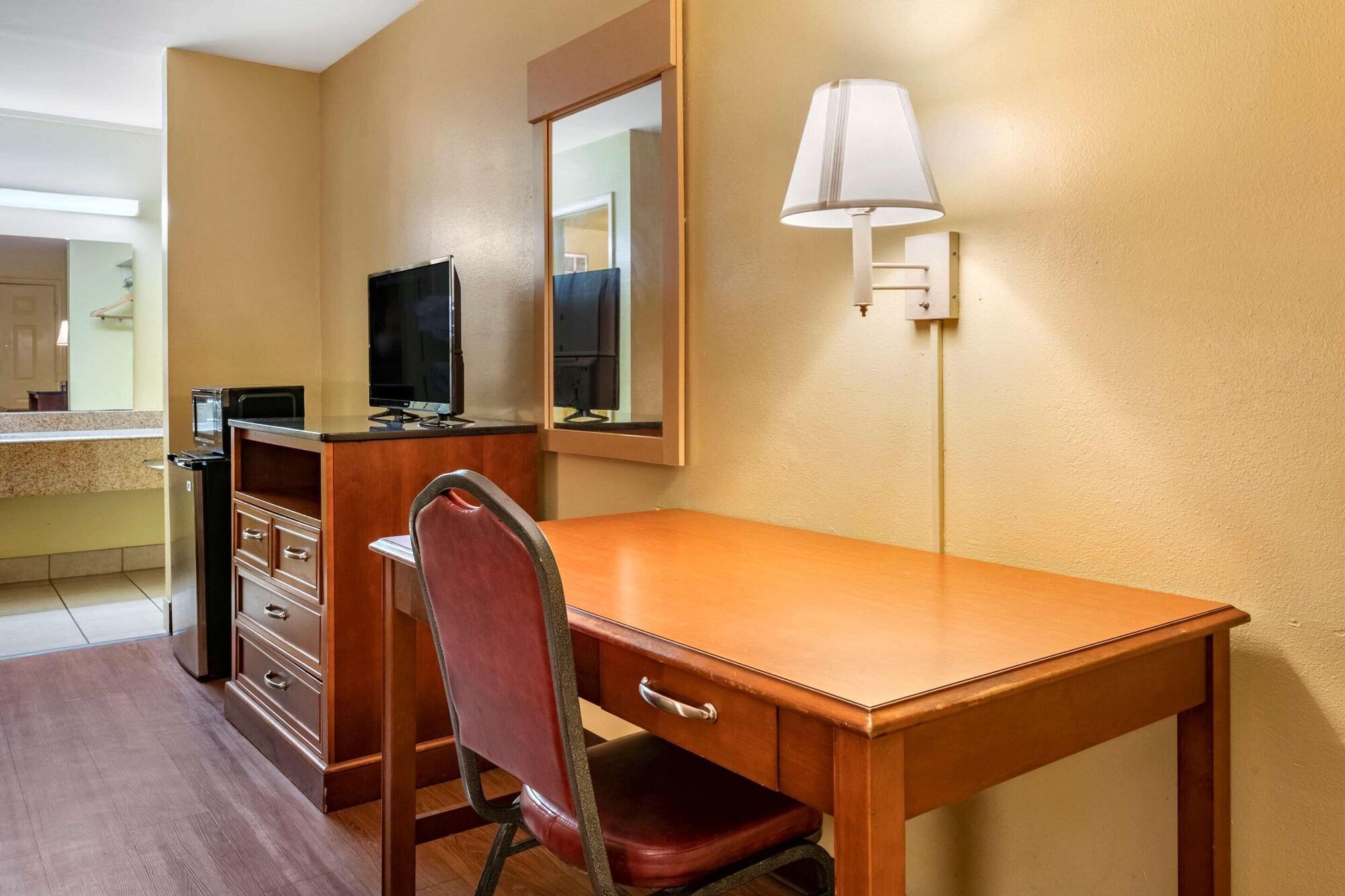 Econo Lodge Inn & Suites Maingate Central - photo 17