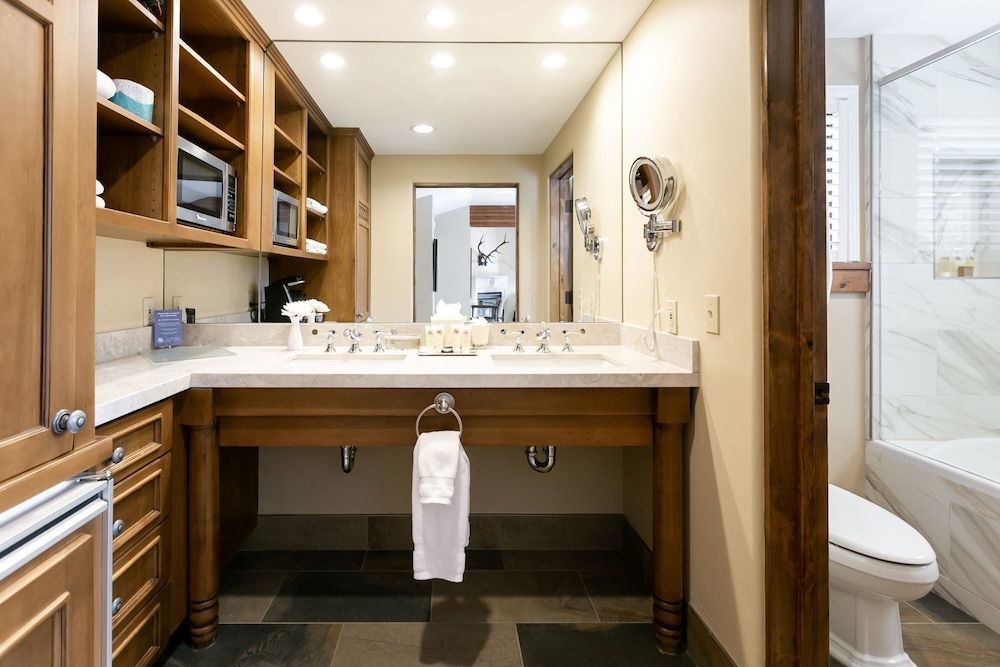 Deluxe King 1 Bedroom Hotel Room by RedAwning - photo 4