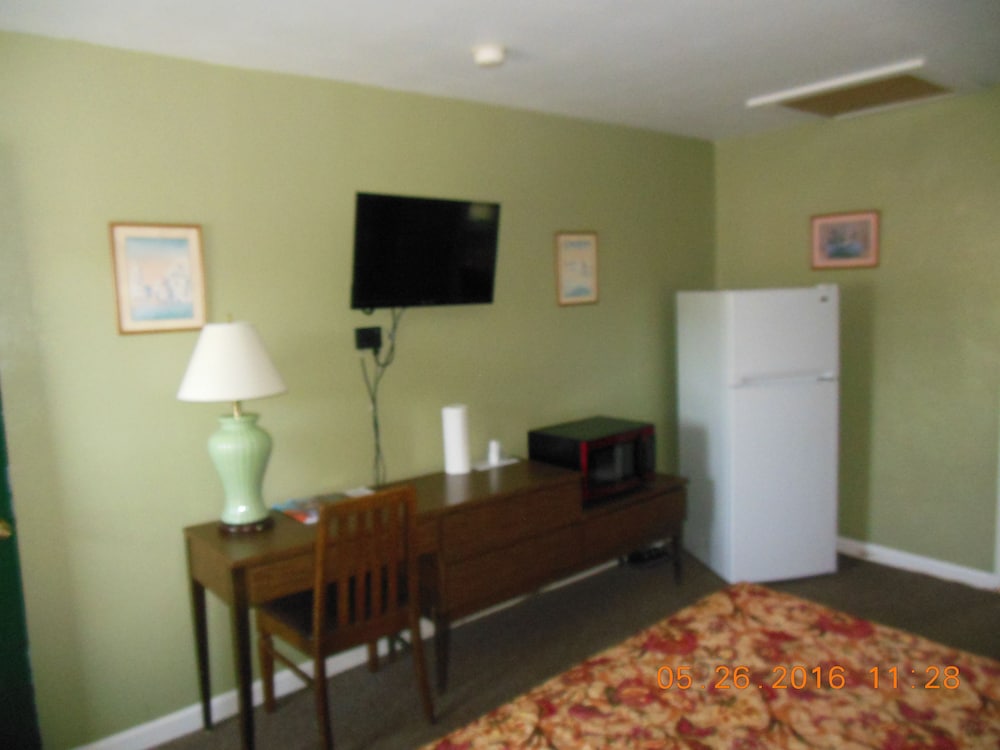 The Evergreen Motel - photo 12
