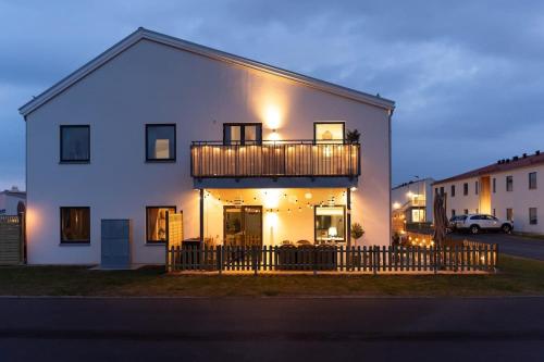 Modern Ground Floor Corner Flat with Rustic Patio — Bastad — photo 3