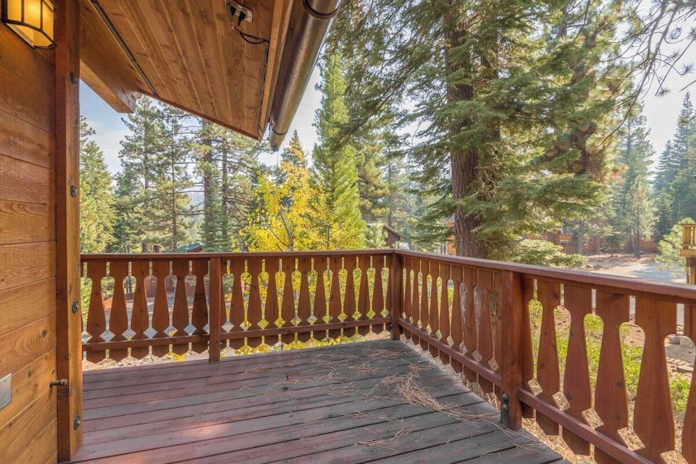 Wolf's Lair by Avantstay Swiss Chalet w Private Hot Tub & Access to Northstar Resort Community - photo 18