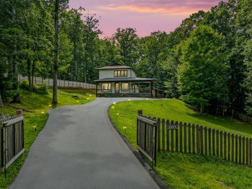 Near Asheville Hot Tub Fire Pit BBQ Sleeps 10 — hotel in Mills River