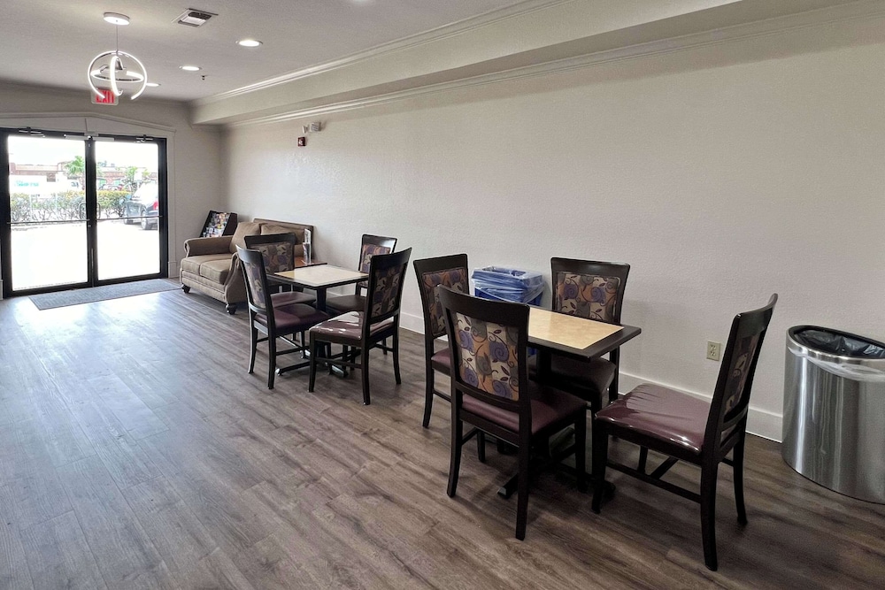 Econo Lodge Beaumont I 10 South - photo 24