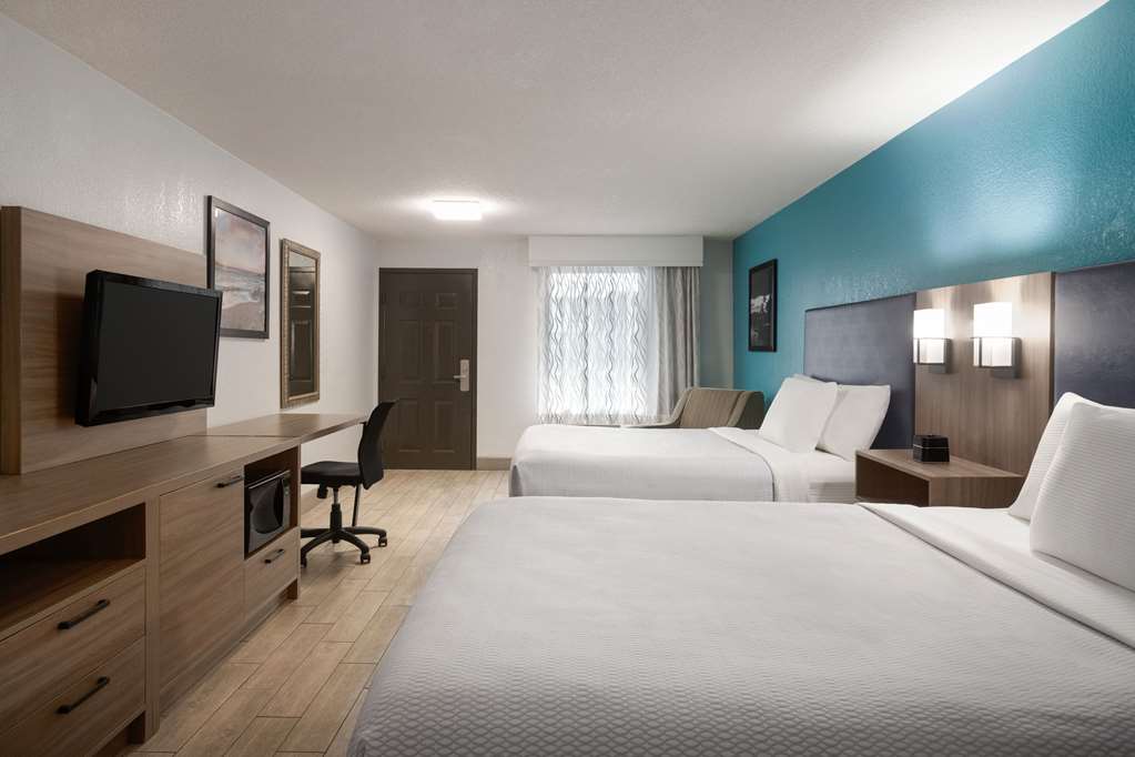 La Quinta Inn & Suites by Wyndham Oceanfront Daytona Beach - photo 16