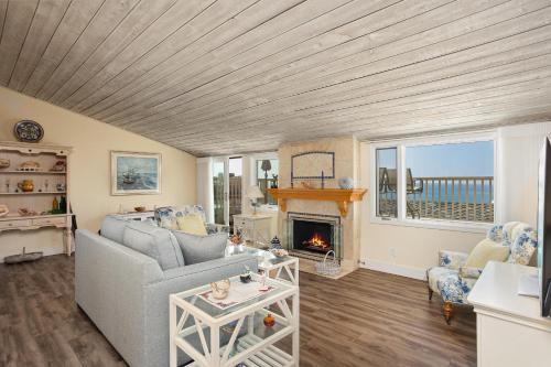 Dolphin View SUR43 - carbon neutral hotel in Solana Beach