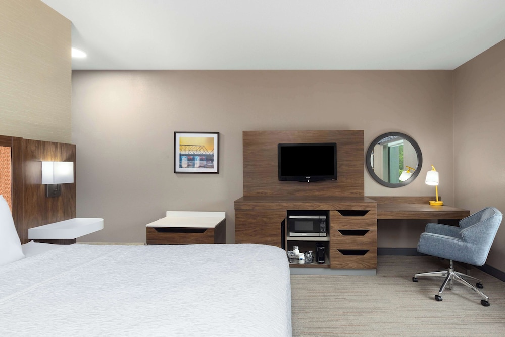 Hampton Inn & Suites Harrisburg North - photo 17