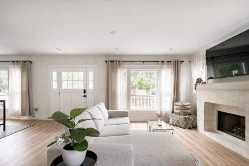 Charming Hollywood Bungalow with Private Parking — 4-Star Luxury Hotel in Los Angeles, United States
