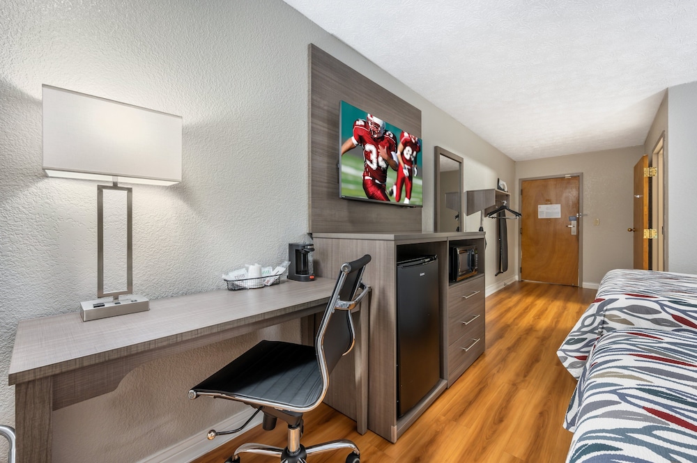 Red Roof Inn Greencastle South Cloverdale - photo 34