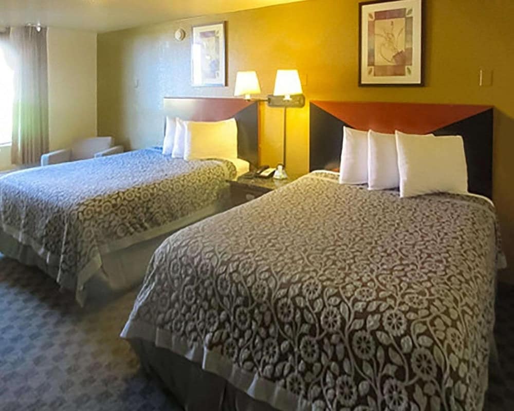 Rose City Inn & Suites - photo 17