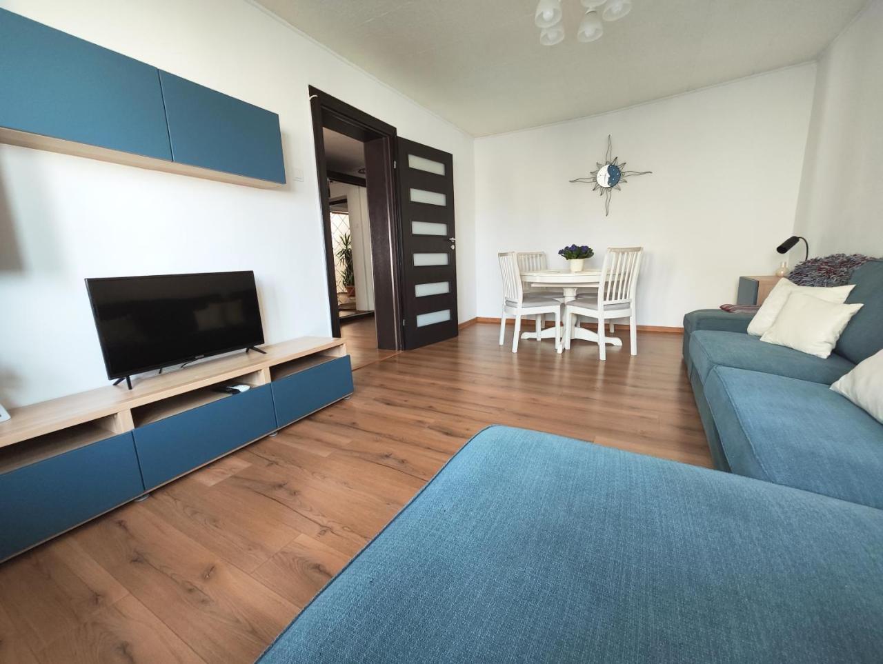 Platinum Apartment apartament cu 3 camere 2 dormitoare 2 bai bucatarie complet utilata living 2 balcoane — 4-Star Luxury Hotel in Bucharest, Romania