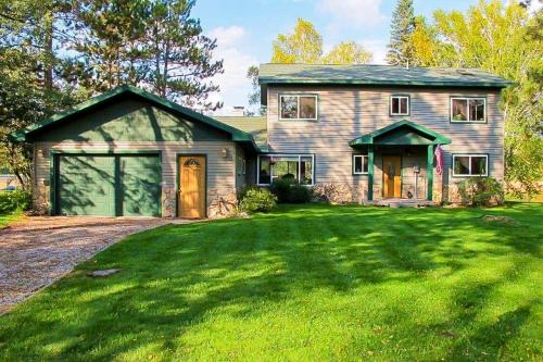 Dock and Lakefront Family Friendly Michigan Getaway
